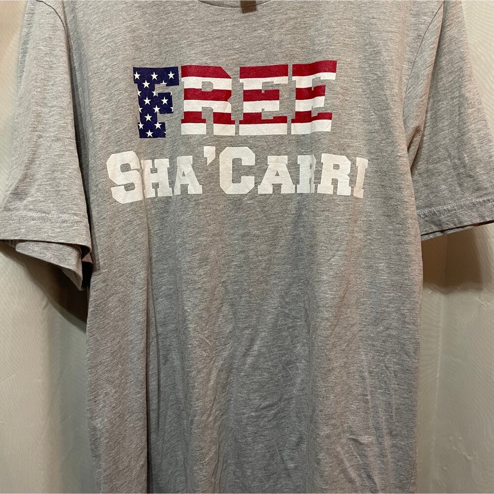 FREE SHECARRI Gray unisex tee XL